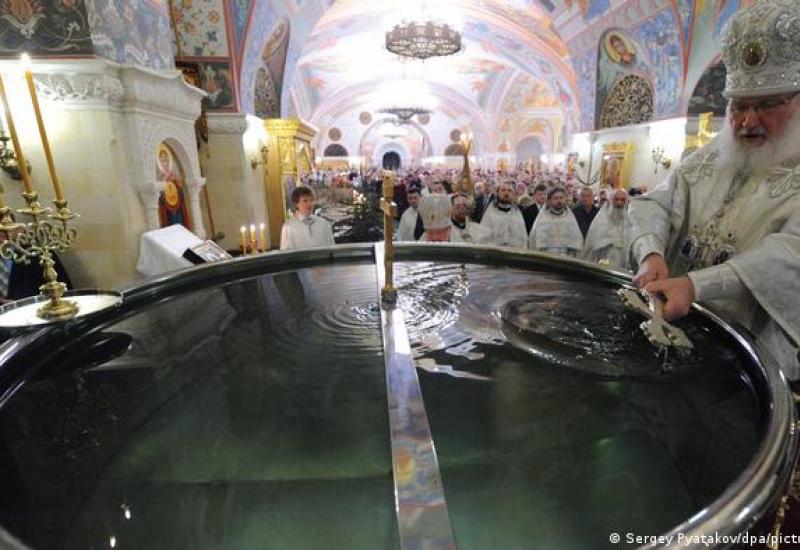 Rumunjska pravoslavna crkva odbija promijeniti ritual krštenja nakon smrti bebe